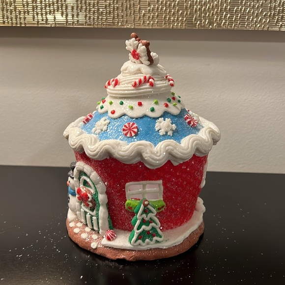 Light Up Gingerbread House - Picture 3 of 11